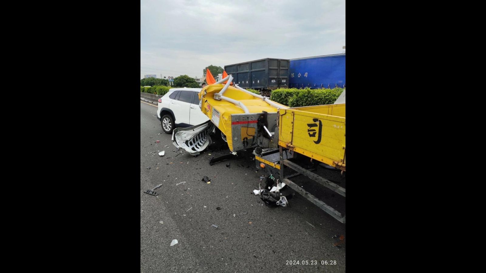 （有影片）／迎面撞擊！中山高車禍　輔助駕駛未能避開工程車　肇事休旅車兩傷 - https://www.watchmedia01.com