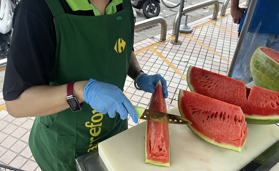 南投縣政府攜手家樂福南投店ㄧ起挺花蓮災區農產品 - https://www.watchmedia01.com