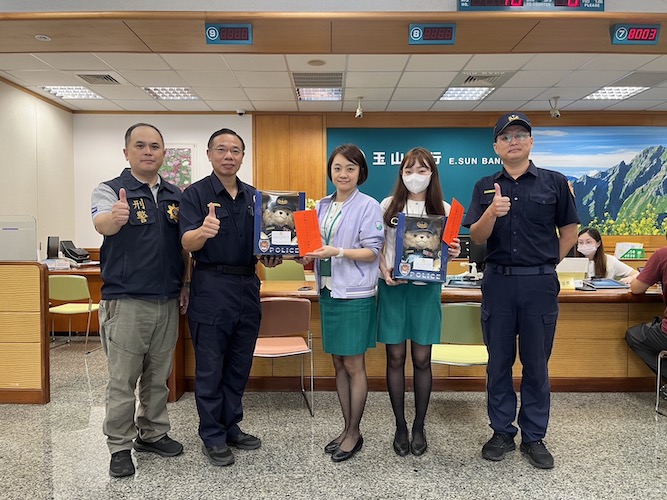 詐騙陷阱多　朴警長吳俊德率同仁前往金融機構感謝 - https://www.watchmedia01.com
