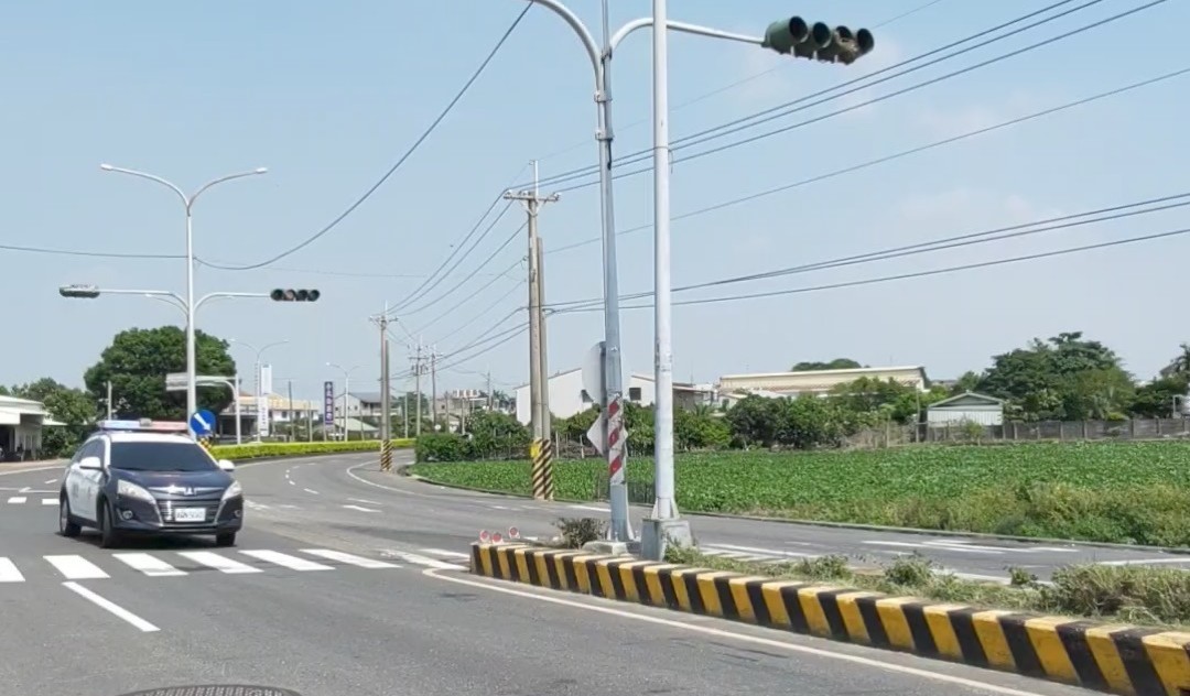 警員火速清理散落油罐　確保道路人車安全 - https://www.watchmedia01.com