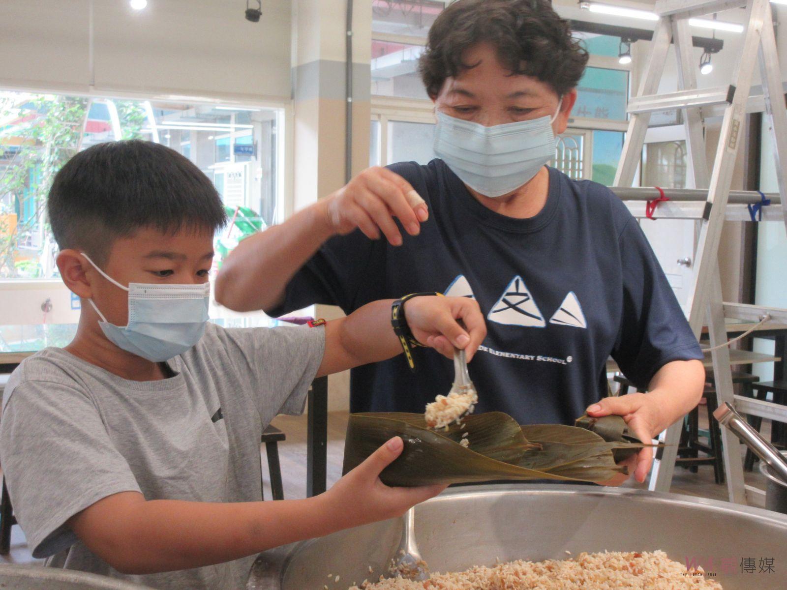 （有影片）／特別的一堂課！卦山特色文德國小包粽體驗「龍粽」登場 - https://www.watchmedia01.com