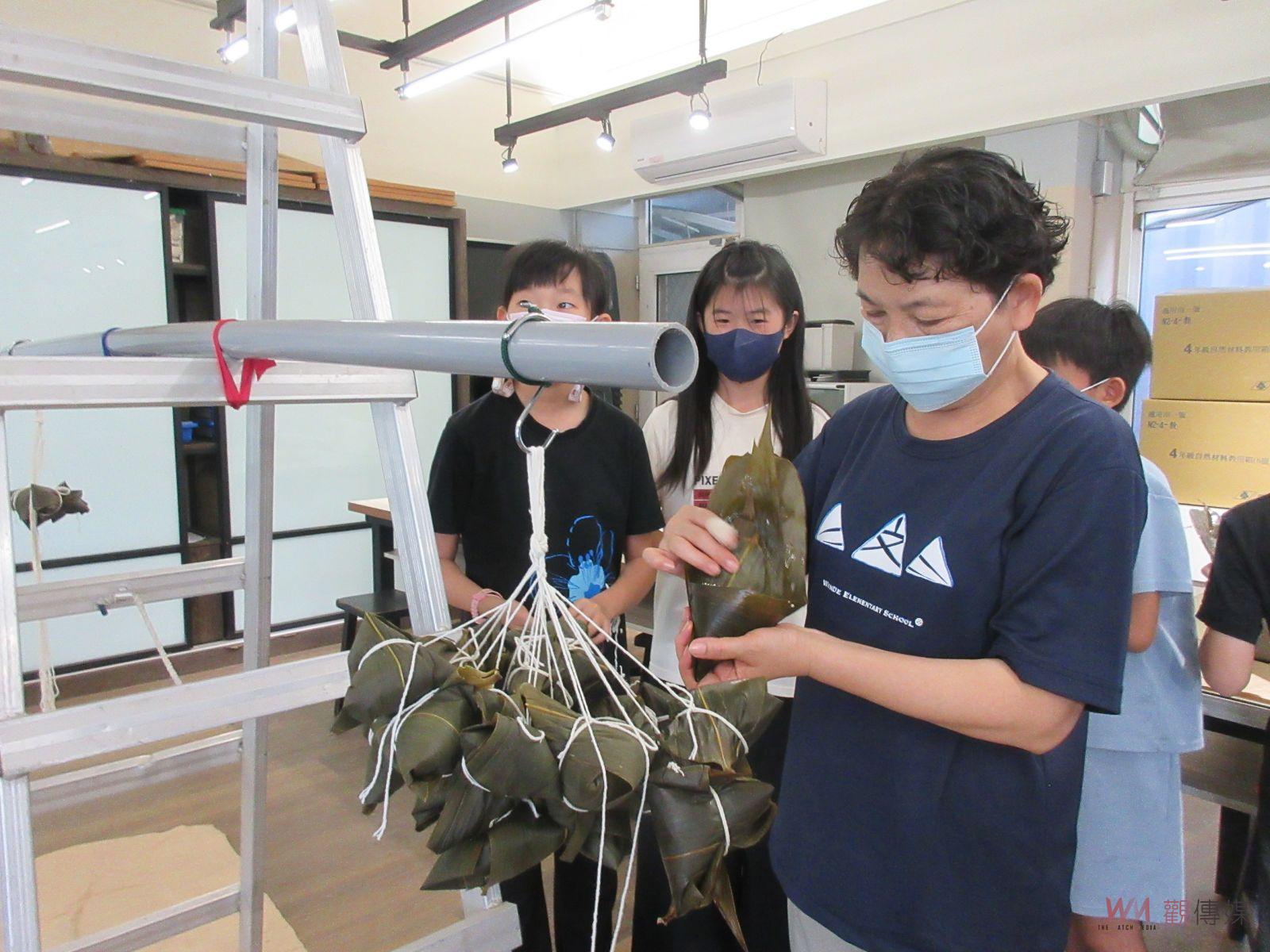 （有影片）／特別的一堂課！卦山特色文德國小包粽體驗「龍粽」登場 - https://www.watchmedia01.com