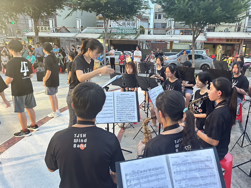 田中高中管樂團快閃發表 鄉親父老見到愛樂囝仔有專業架式 - https://www.watchmedia01.com