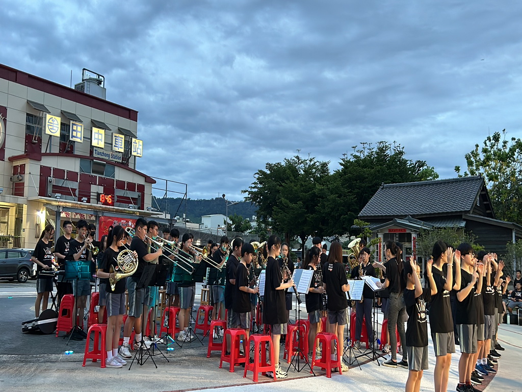 田中高中管樂團快閃發表 鄉親父老見到愛樂囝仔有專業架式 - https://www.watchmedia01.com
