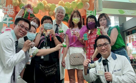 院長、醫師帶動唱慶端午！臺中醫院舉辦「包香粽、刮刮樂一夏」活動 - https://www.watchmedia01.com