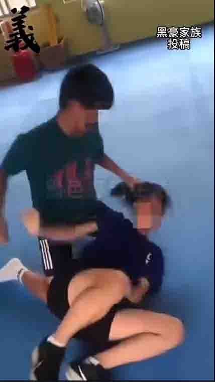 惡劣行徑引眾怒！國中男學生對女同學拳打腳踢 警方：已製作筆錄移送法辦 - https://www.watchmedia01.com