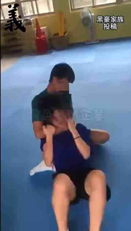 惡劣行徑引眾怒！國中男學生對女同學拳打腳踢 警方：已製作筆錄移送法辦 - https://www.watchmedia01.com