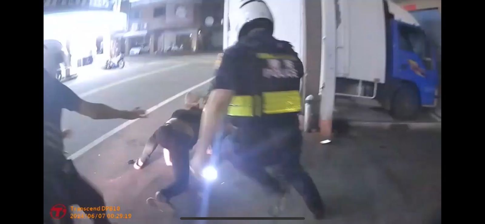 （有影片）／違規停車露餡！菸盒內有貓膩　員警鷹眼毒蟲違停GG - https://www.watchmedia01.com