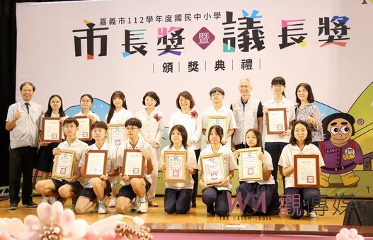 嘉義市國民中小學應屆畢業生市長獎暨議長獎隆重頒獎祝福 - https://www.watchmedia01.com