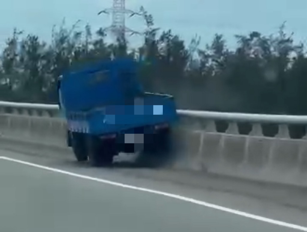 （有影片）／台61線貨車盲開蛇行1km　駕駛昏迷小貨車失控撞護欄 - https://www.watchmedia01.com