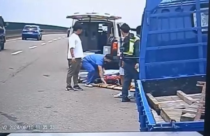 （有影片）／台61線貨車盲開蛇行1km　駕駛昏迷小貨車失控撞護欄 - https://www.watchmedia01.com
