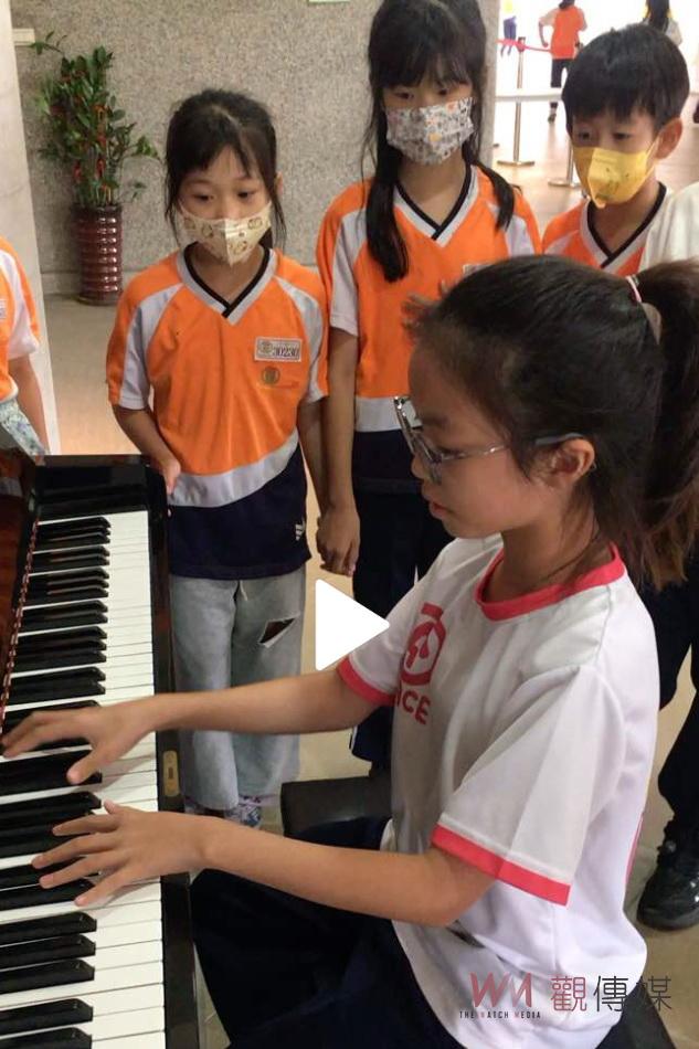 桃園青埔國小拾光廊道鋼琴家 學生獻琴藝校園洋溢琴音 - https://www.watchmedia01.com