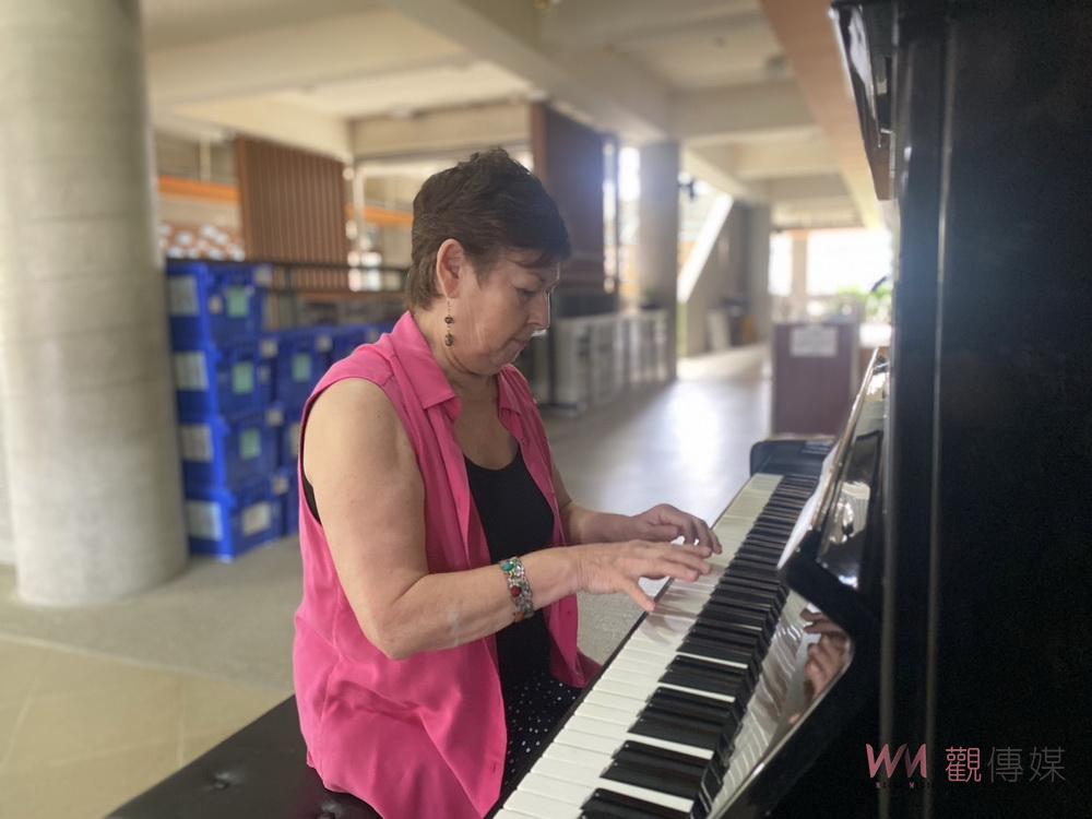 桃園青埔國小拾光廊道鋼琴家 學生獻琴藝校園洋溢琴音 - https://www.watchmedia01.com