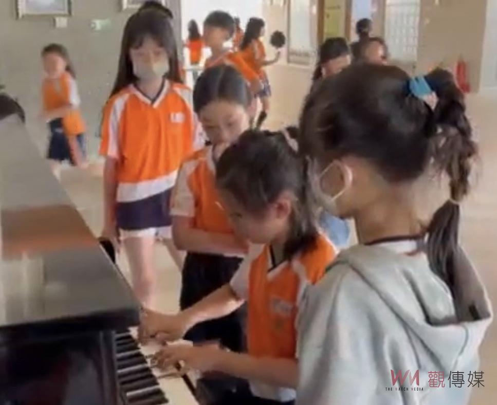 桃園青埔國小拾光廊道鋼琴家 學生獻琴藝校園洋溢琴音 - https://www.watchmedia01.com