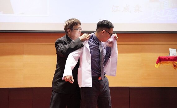 中興大學舉辦授袍典禮　首屆醫學生披白袍邁入臨床實習 - https://www.watchmedia01.com