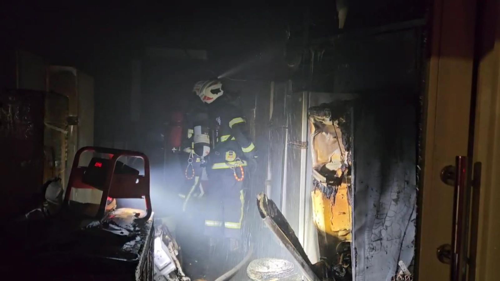 火災突襲伸港鄉一電器行　消防：用布塞住門縫阻擋濃煙五人獲救 - https://www.watchmedia01.com