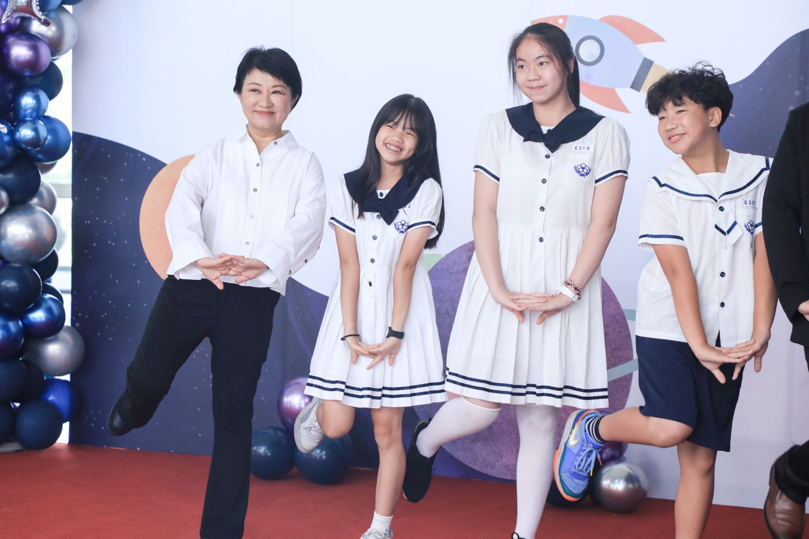 中市高中以下市長獎畢業生合影 市長盧秀燕俏皮動作歡樂留影 - https://www.watchmedia01.com