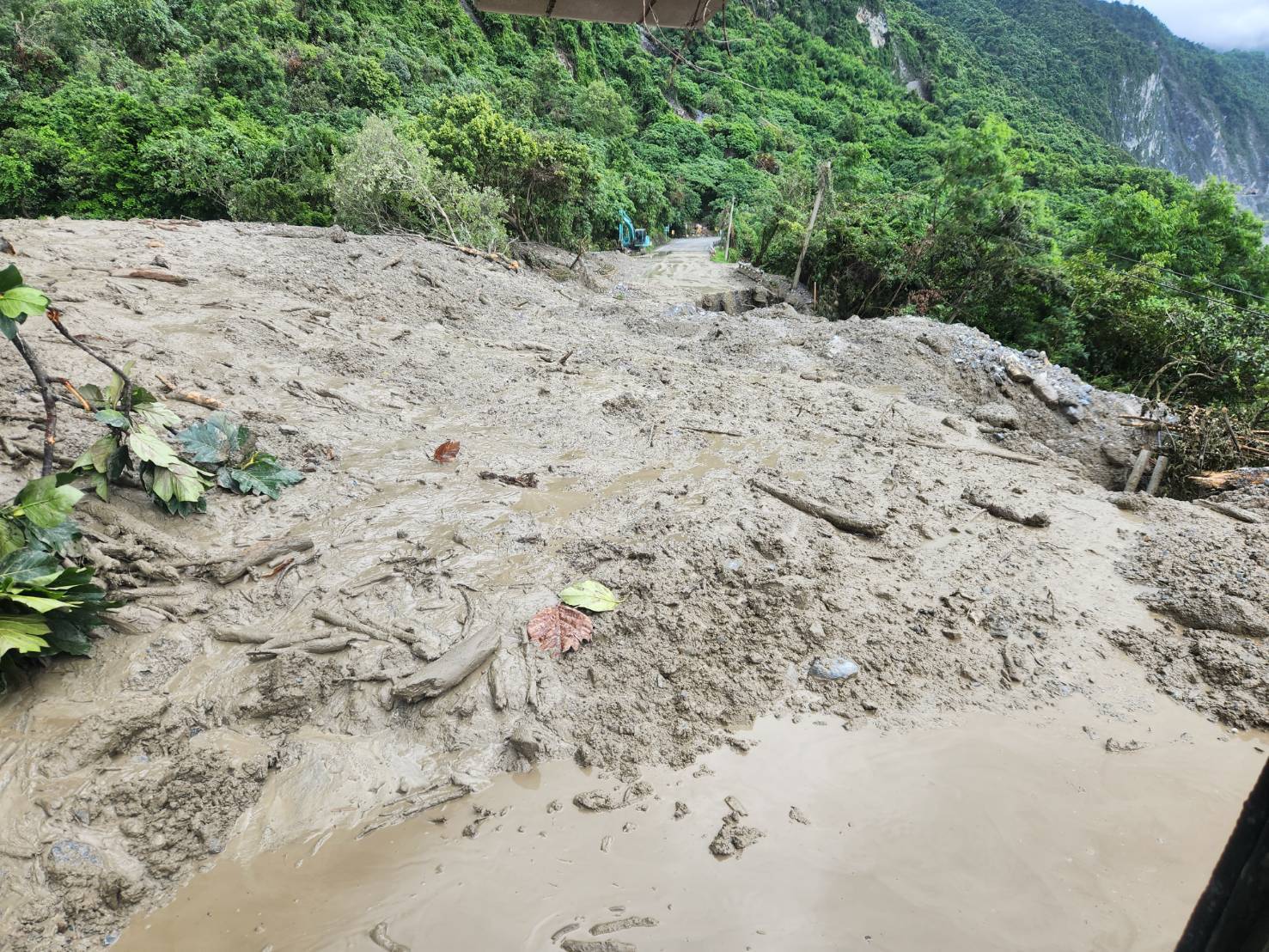台9線蘇花公路又不通 崇德段土石流從高邊坡渲洩而下搶修受阻 - https://www.watchmedia01.com