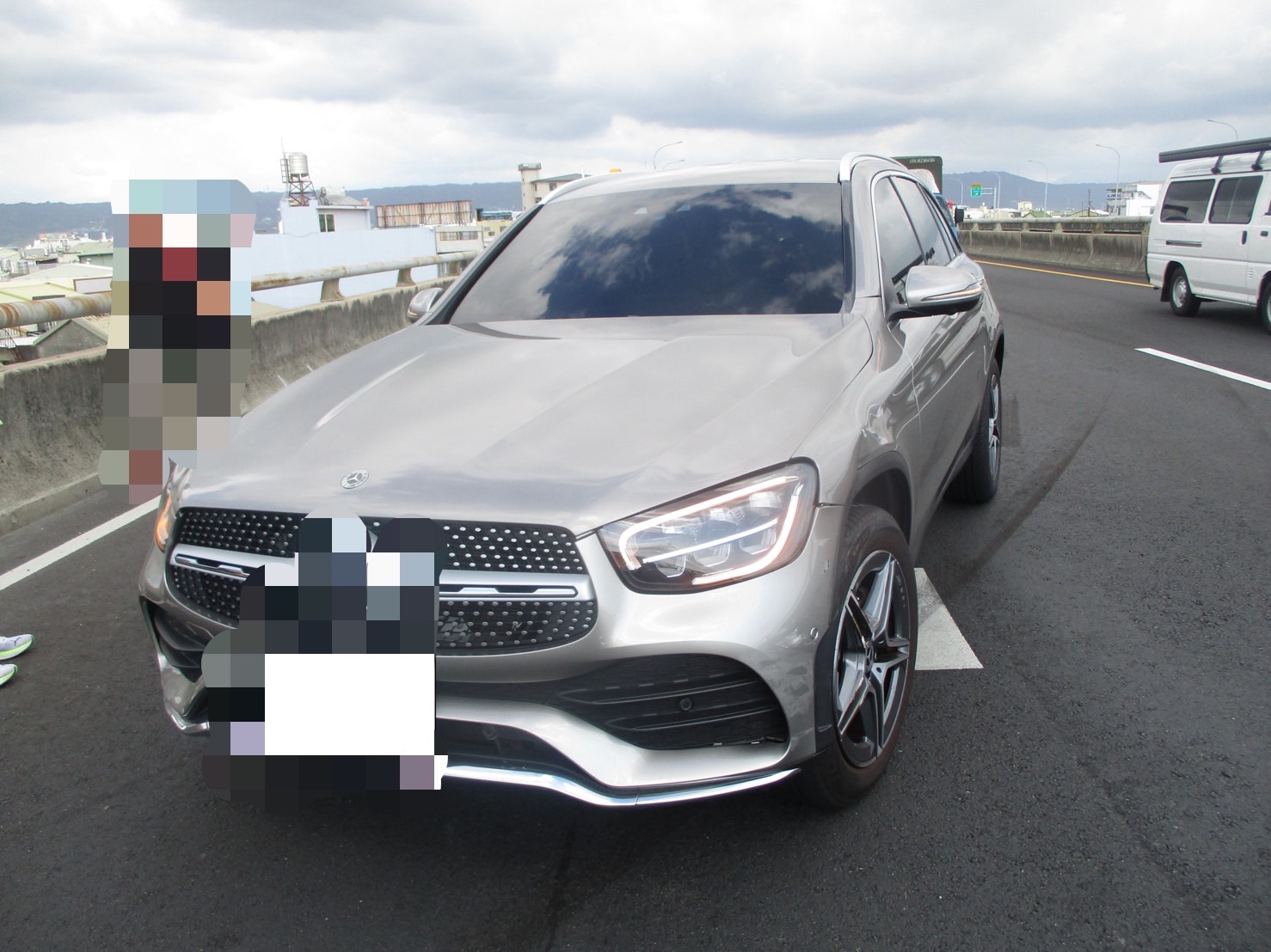 驚悚！台76線狂野駕駛倒車迴轉、丟擲水桶釀2車追撞 - https://www.watchmedia01.com