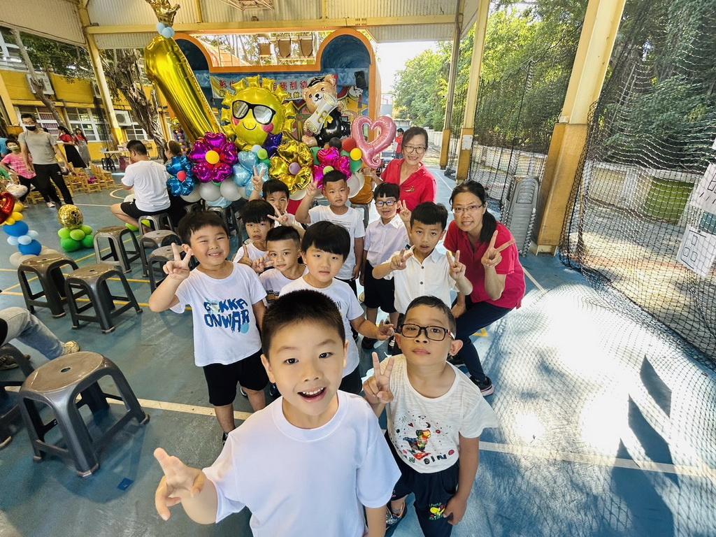 村東非營利幼兒園首屆畢業典禮 畢業生清一色十一位小男生來賓稱奇 - https://www.watchmedia01.com