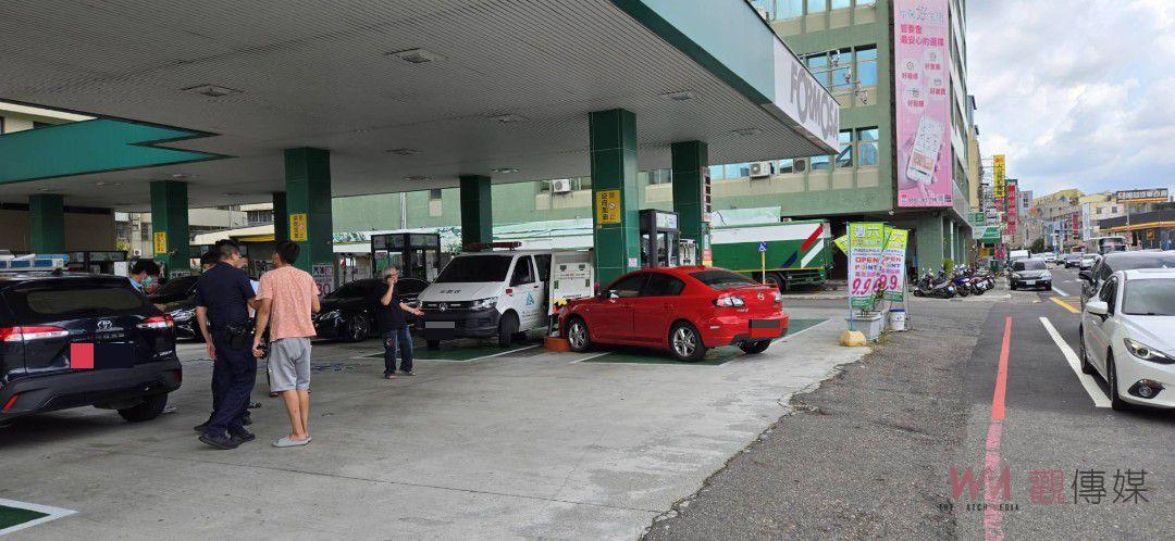 （有影片）／驚險連環車禍！紅色轎車衝進加油站　加油機遭撞倒壓損救護車 - https://www.watchmedia01.com