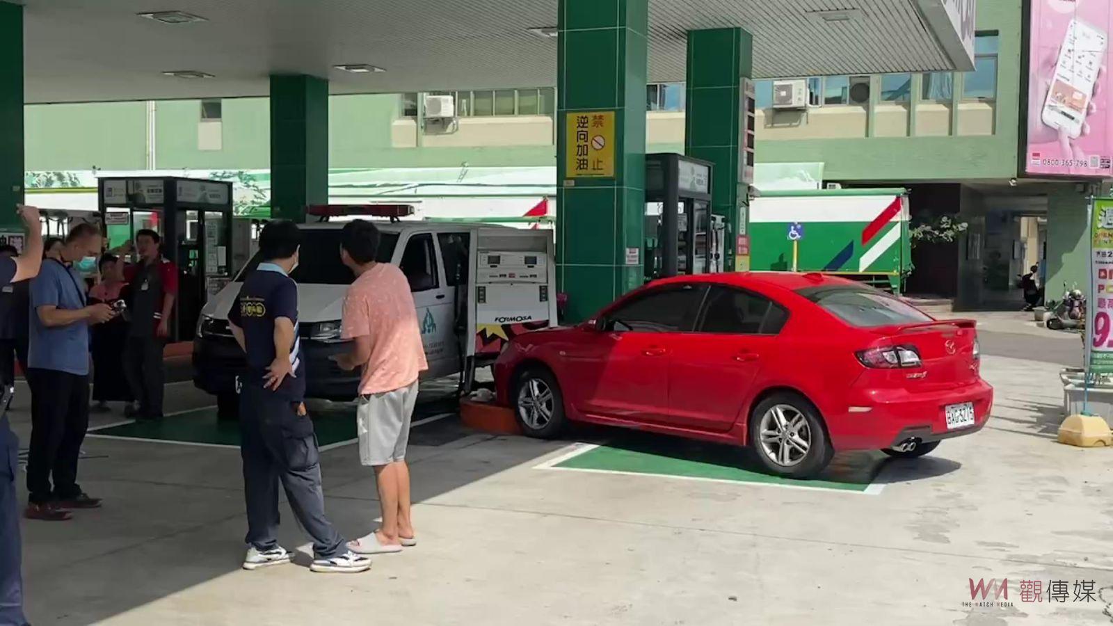 （有影片）／驚險連環車禍！紅色轎車衝進加油站　加油機遭撞倒壓損救護車 - https://www.watchmedia01.com