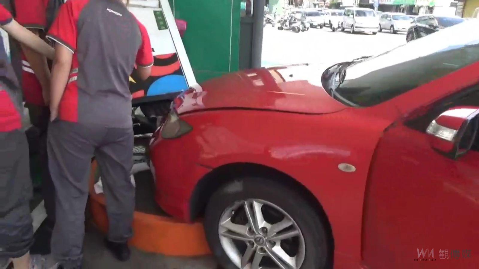（有影片）／驚險連環車禍！紅色轎車衝進加油站　加油機遭撞倒壓損救護車 - https://www.watchmedia01.com