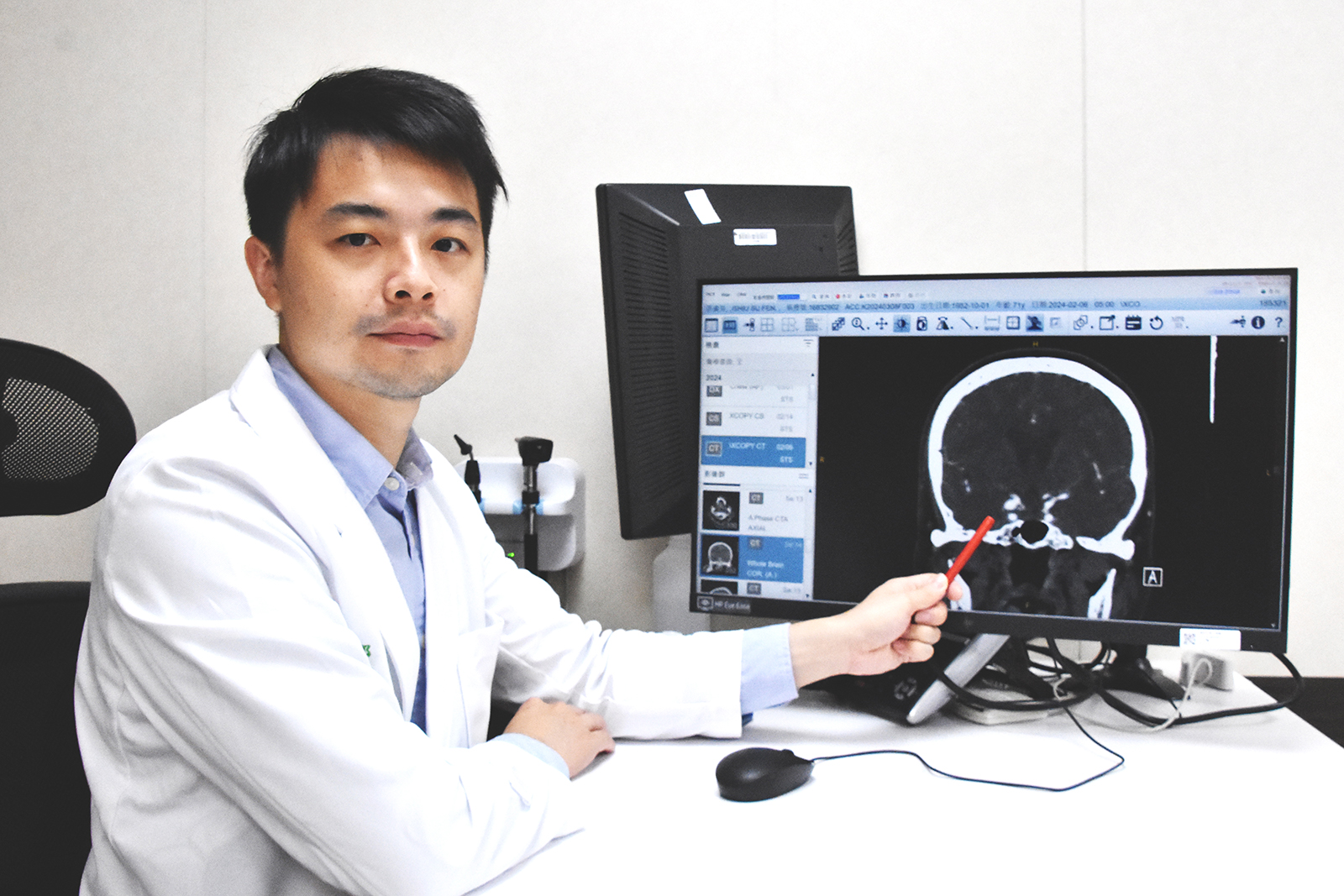 （有影片）／高齡阿嬤視力「睜隻眼、閉隻眼」　原來是顱內動脈瘤作祟 - https://www.watchmedia01.com
