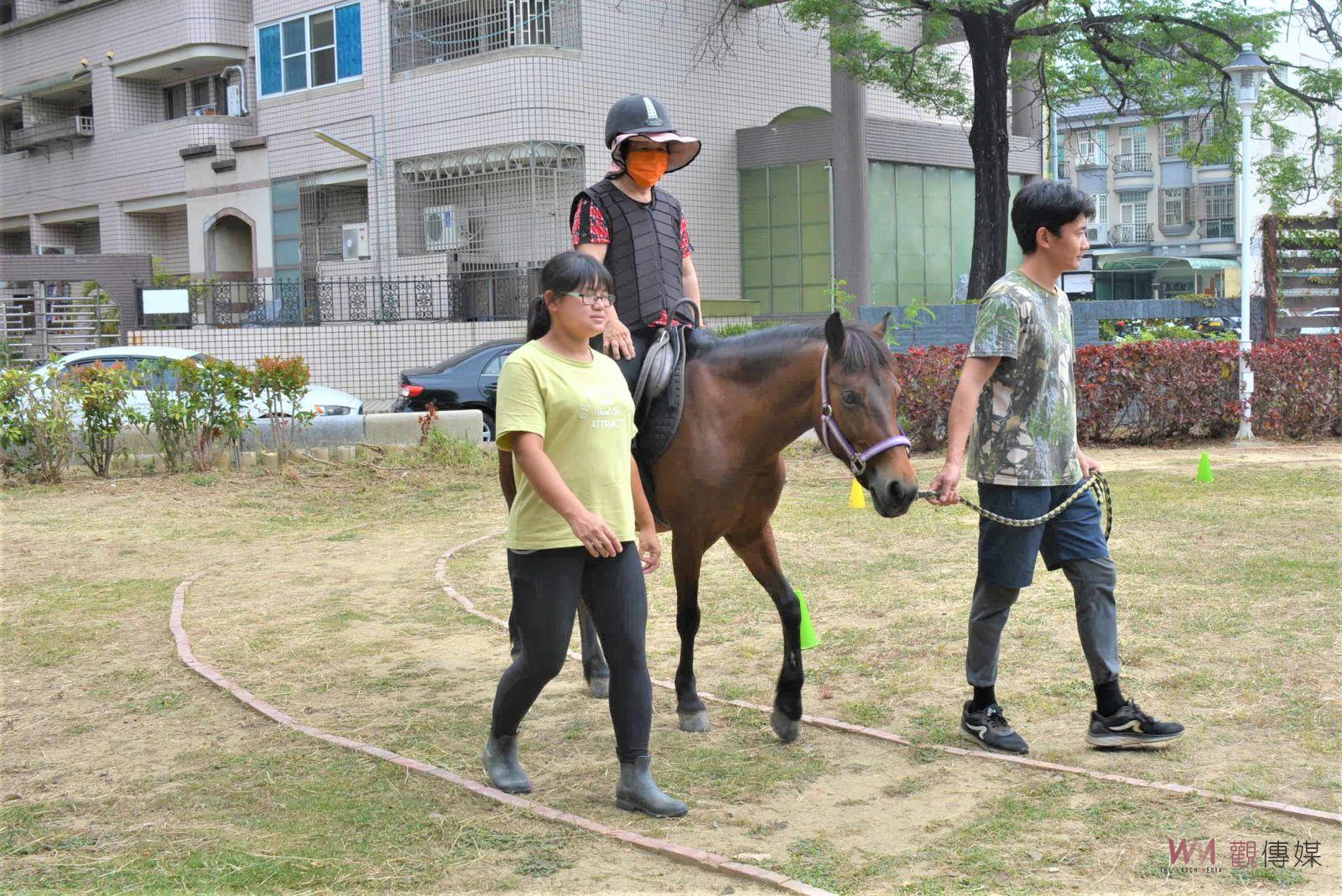 榮譽市馬Lulu喜添丁　嘉義市長親送月子禮祝福 - https://www.watchmedia01.com