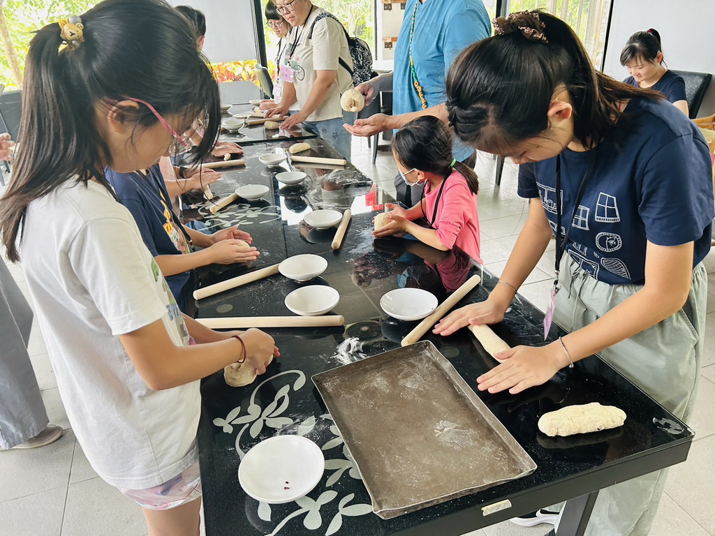 彰化縣遊樂翻轉夏令營開跑 田中窯玩陶作麵包人氣爆表 - https://www.watchmedia01.com