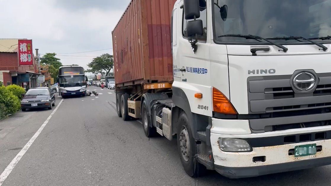 驚險車禍！女騎士遭公車、聯結車夾殺　機車稀爛人逃過死劫 - https://www.watchmedia01.com