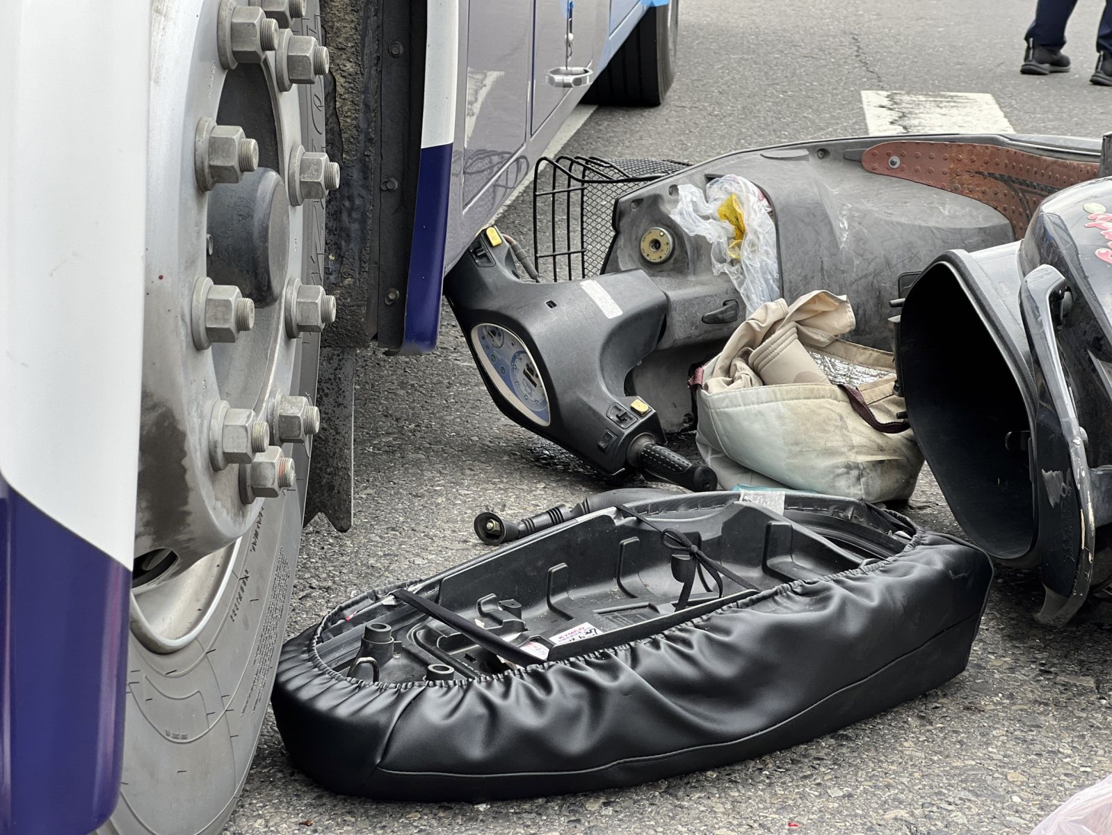 驚險車禍！女騎士遭公車、聯結車夾殺　機車稀爛人逃過死劫 - https://www.watchmedia01.com