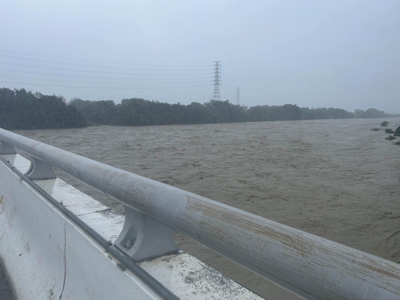 凱米颱風挾暴雨！芬園鄉貓羅溪暴漲　芬園利民橋「水位逼近橋面」 - https://www.watchmedia01.com