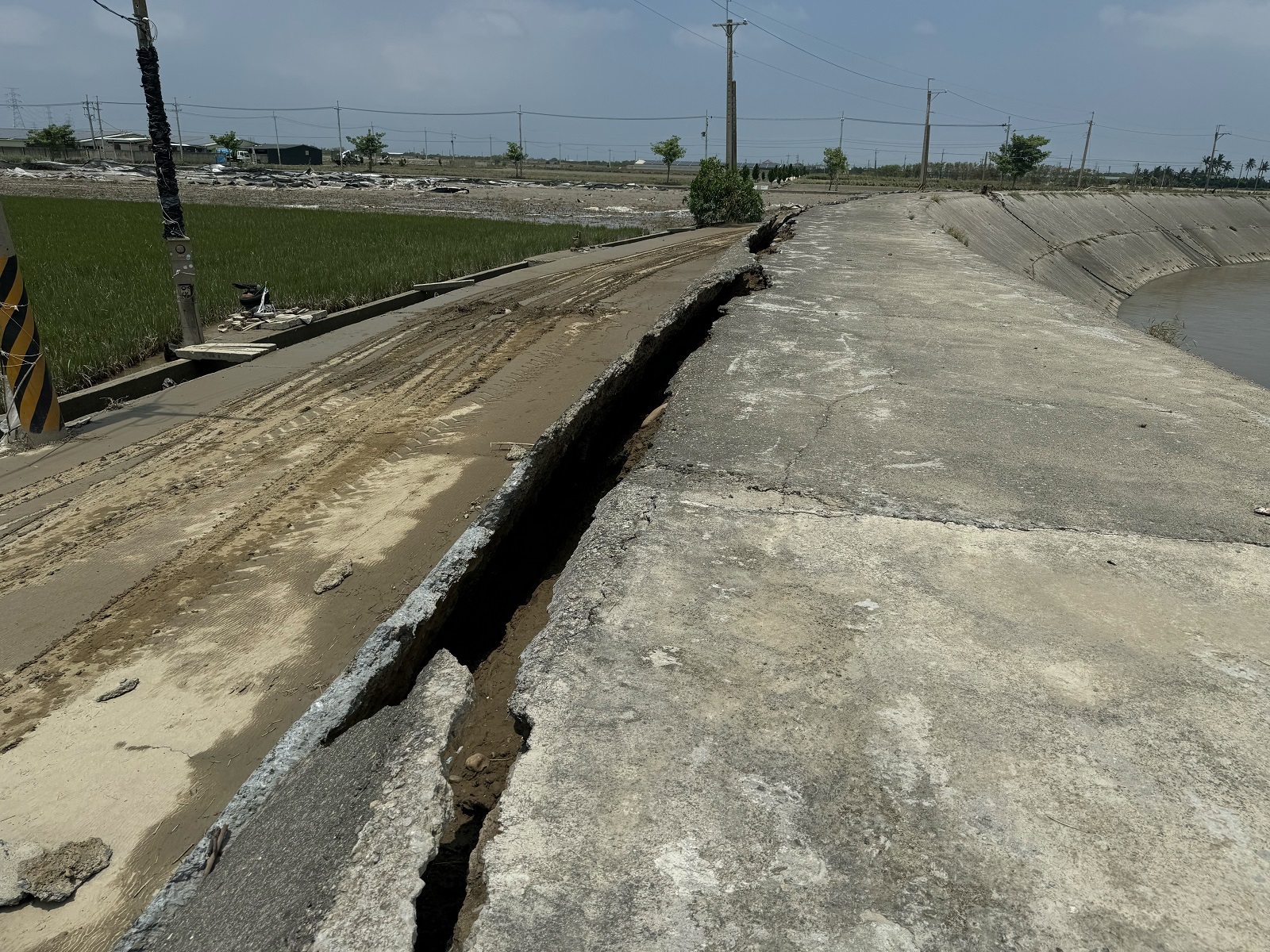 八掌溪破堤菁寮排水堤防被掏空 臺南市水利局立即進行搶救堤防工程 - https://www.watchmedia01.com