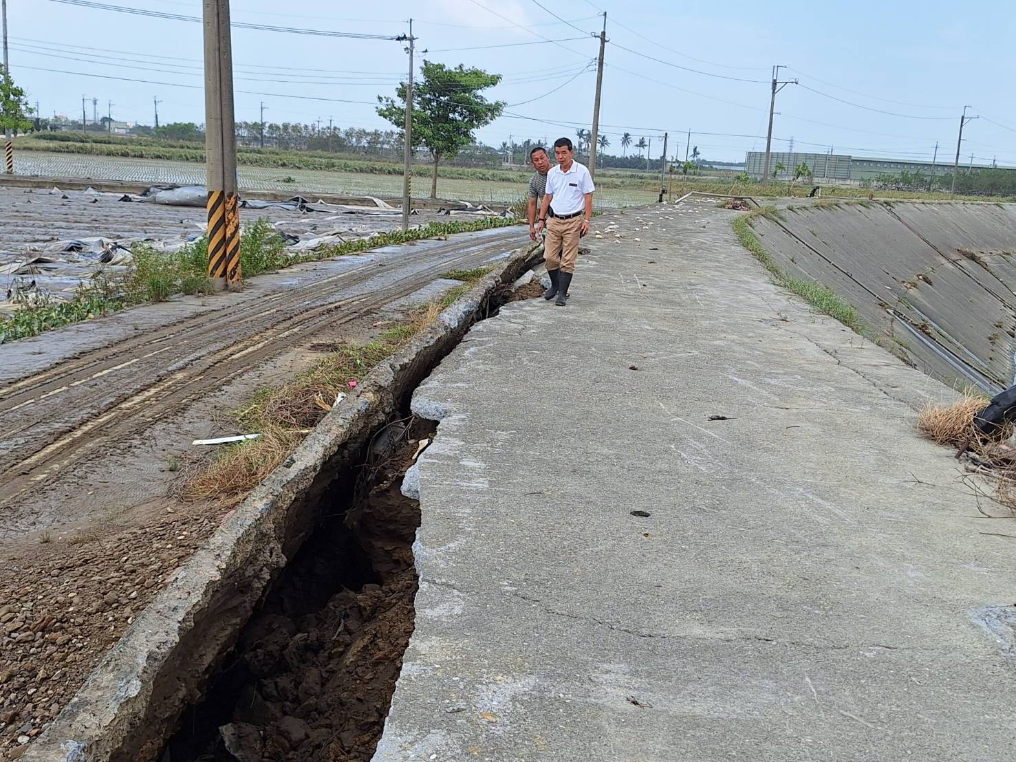 八掌溪破堤菁寮排水堤防被掏空 臺南市水利局立即進行搶救堤防工程 - https://www.watchmedia01.com