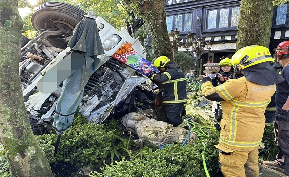 下坡路段、急彎失控! 運高麗菜的貨車下坡失控翻覆 - https://www.watchmedia01.com