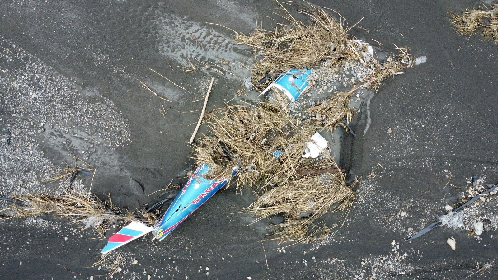 凱米颱風造成濁水溪洪水肆虐　農民發現5.4公里有鯊魚機殘骸 - https://www.watchmedia01.com