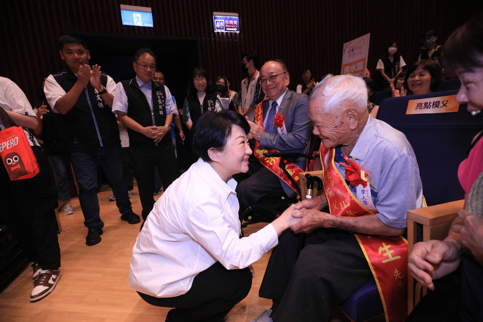 中市模範父親合影 盧秀燕：父愛如山、更像大海浩瀚無盡 - https://www.watchmedia01.com