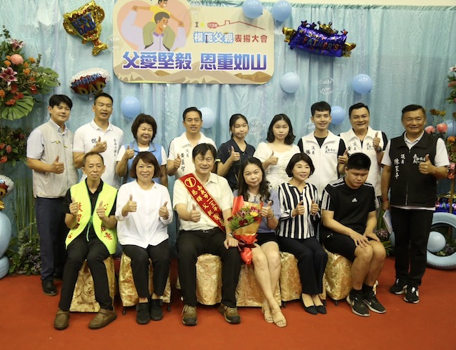 嘉義市慶祝父親節 黃敏惠市長一一表揚23位模範父親 - https://www.watchmedia01.com