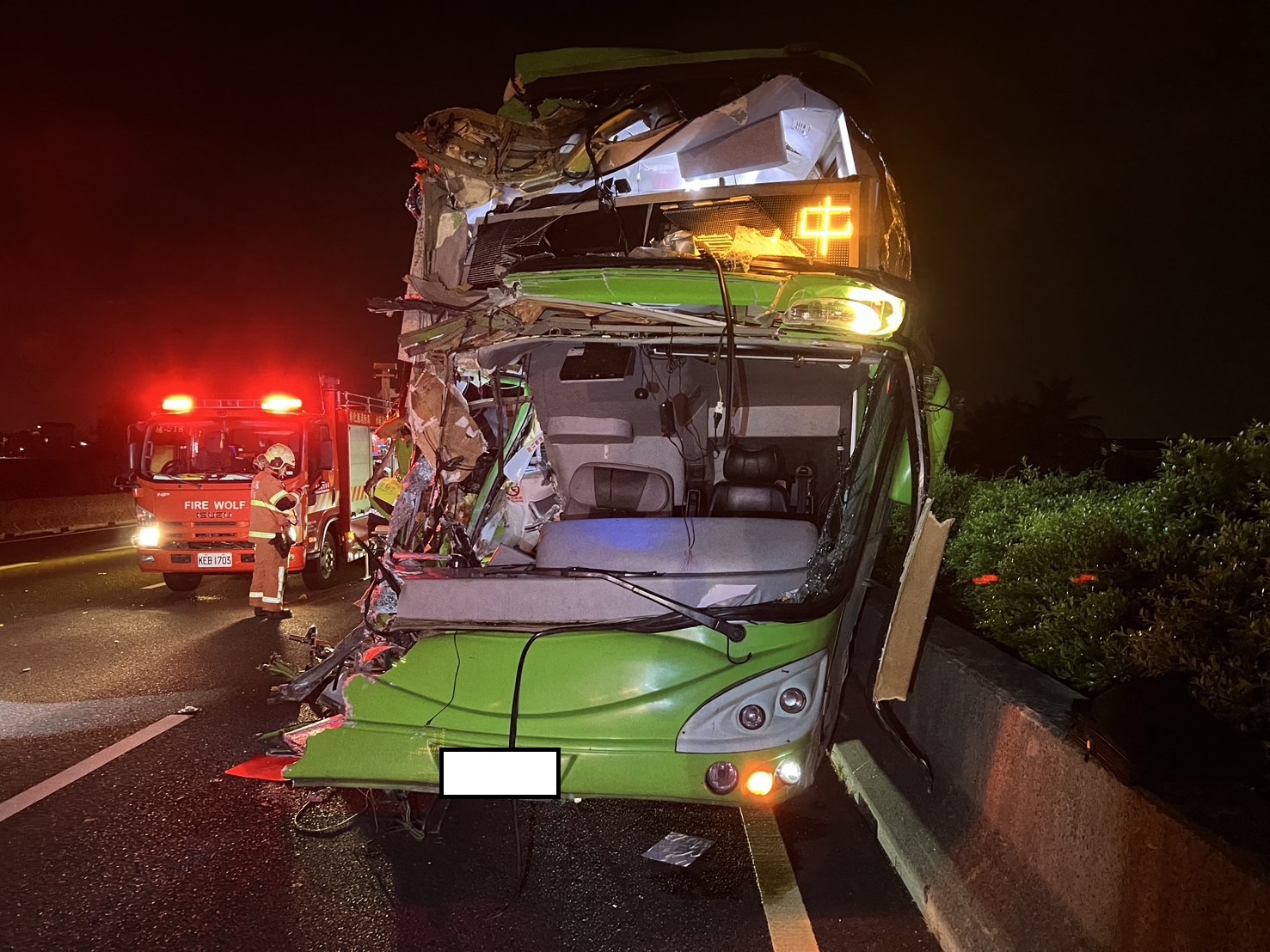 （有影片）／國道1驚險車禍！統聯客運車頭幾乎削半　7人受傷幸無生命危險 - https://www.watchmedia01.com