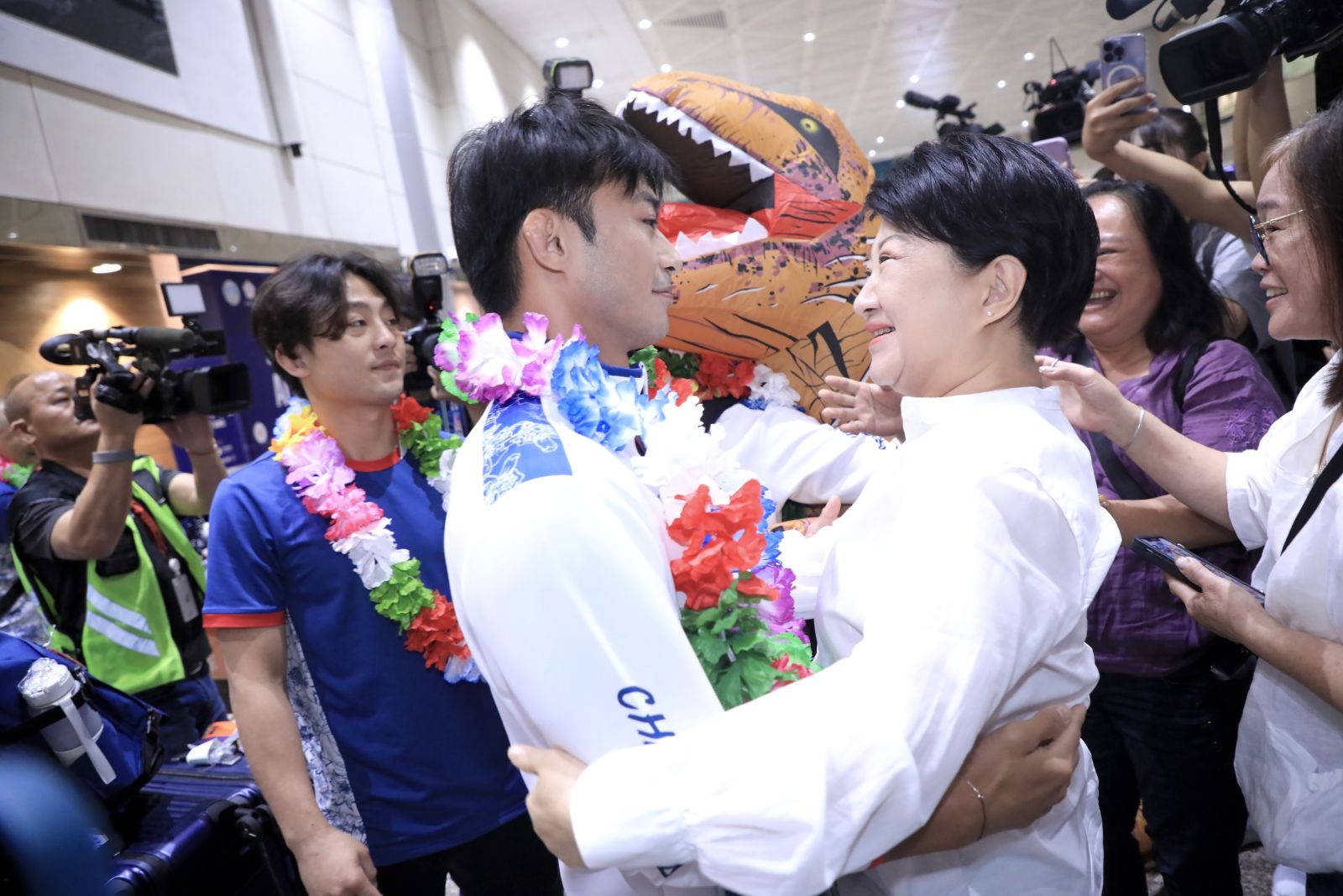 台中奧運戰士楊勇緯、林真豪返抵國門 盧秀燕接機：感謝為國奮戰 - https://www.watchmedia01.com