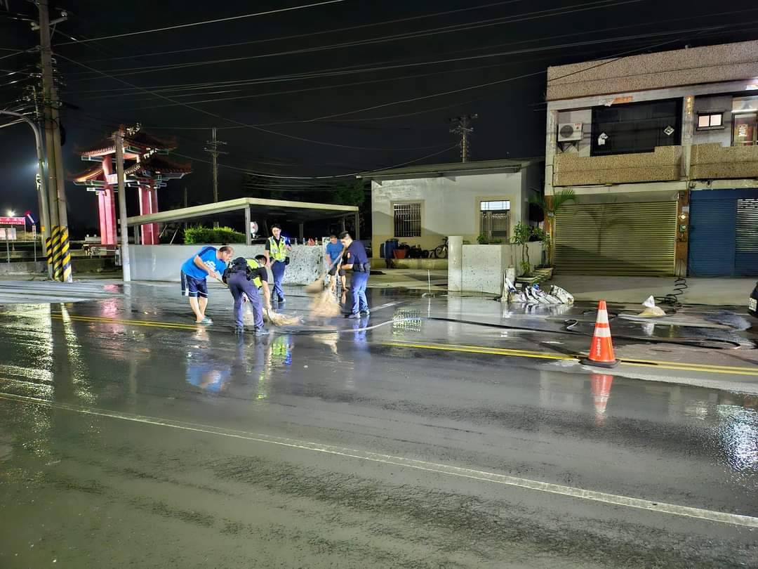 （有影片）／曳引車深夜淤泥滲漏　行政單位互甩鍋　村長氣憤：政府螺絲鬆了 - https://www.watchmedia01.com