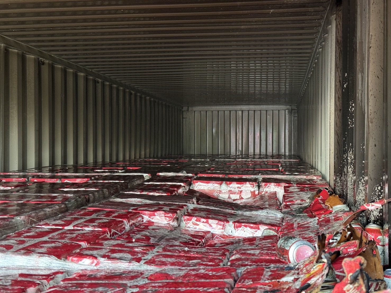 國道1號凌晨火燒車　啤酒貨櫃車輪胎起火　駕駛吸入濃煙受傷 - https://www.watchmedia01.com