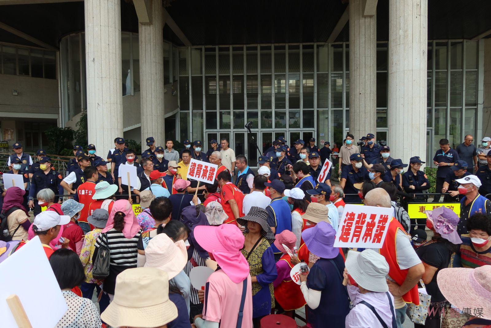 （有影片）／反對設置豬糞尿處理中心抗議群眾　爆發警民衝突場面失控 - https://www.watchmedia01.com
