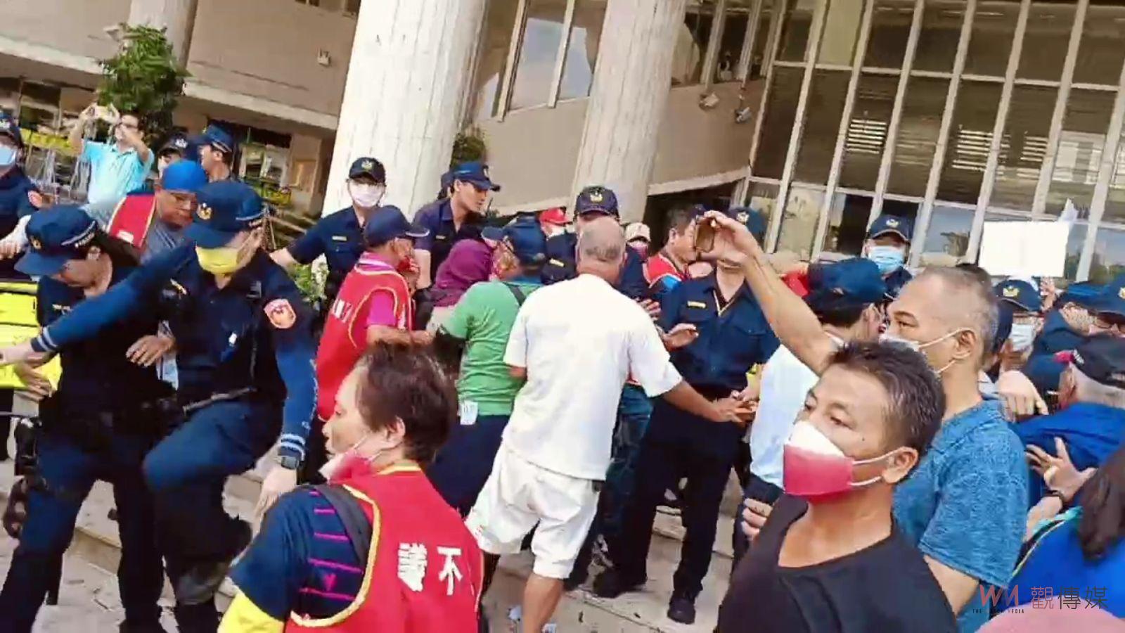 （有影片）／反對設置豬糞尿處理中心抗議群眾　爆發警民衝突場面失控 - https://www.watchmedia01.com