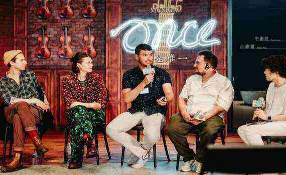 《Once, 愛是唯一》「彈琴」說愛　英國奧利佛獎最佳音樂劇男演員攜愛妻抵臺 - https://www.watchmedia01.com