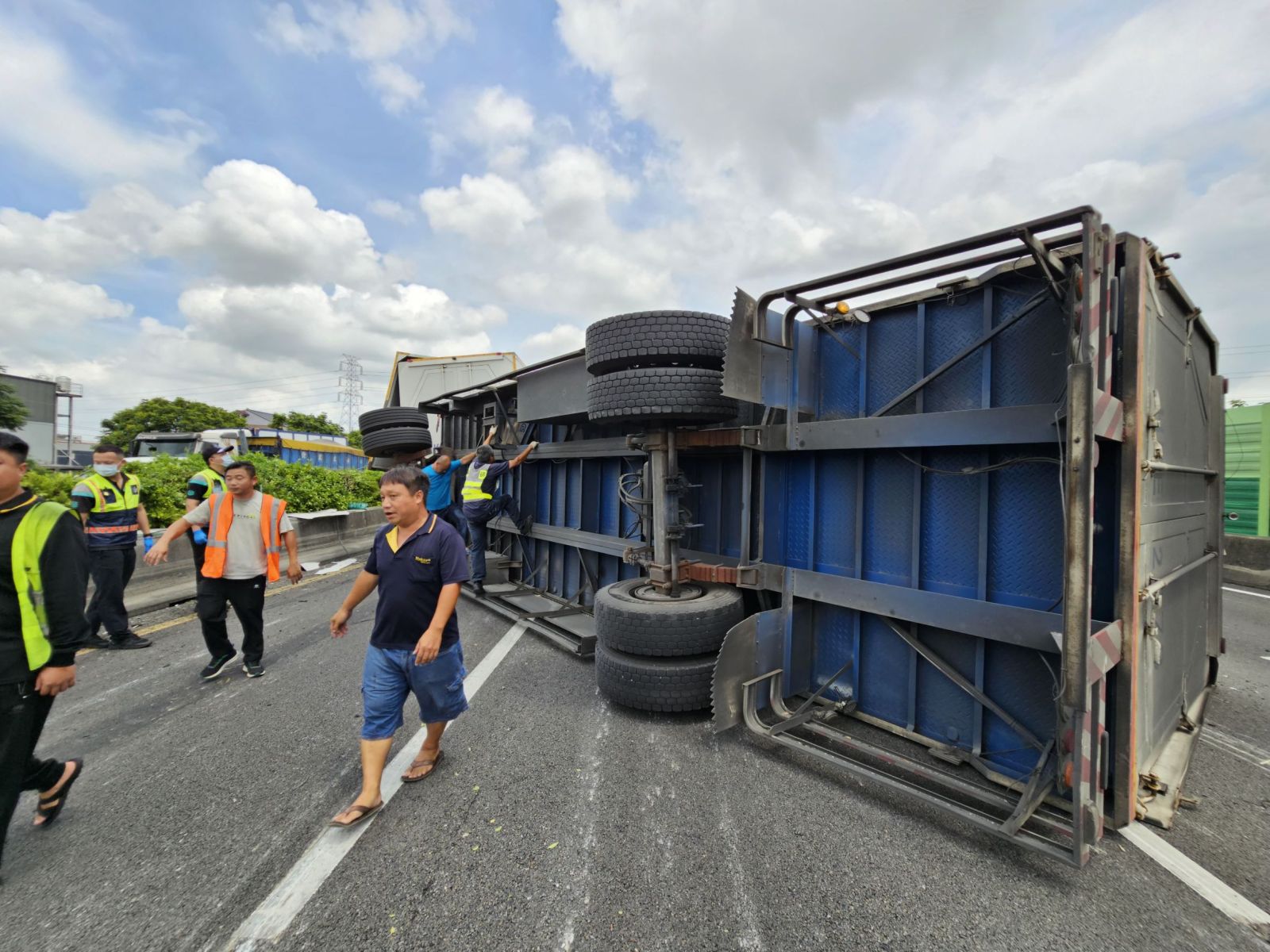 （有影片）／國道1號聯結車翻覆堵住北上車道　造成四人掛彩　車流回堵9公里 - https://www.watchmedia01.com