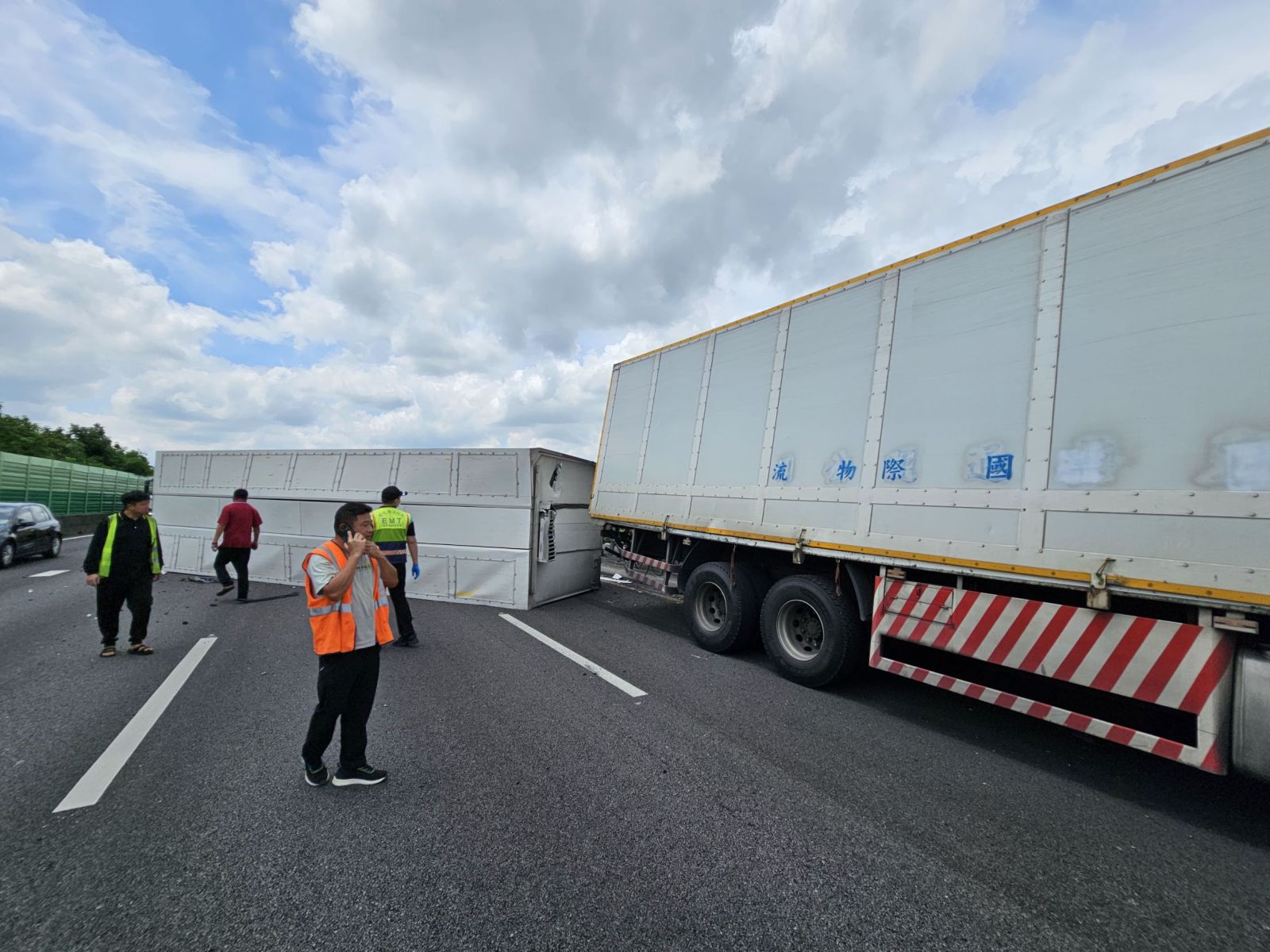 （有影片）／國道1號聯結車翻覆堵住北上車道　造成四人掛彩　車流回堵9公里 - https://www.watchmedia01.com