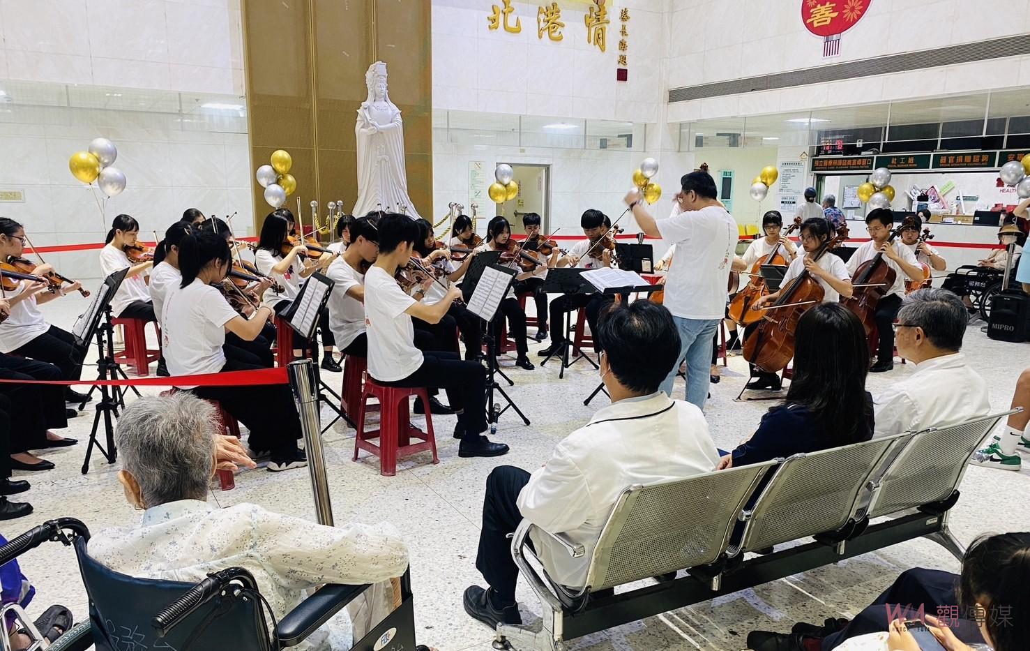 （有影片）／音樂才子鄭逸豪再攜手東興國中　在北港附醫展開溫馨公益演奏會 - https://www.watchmedia01.com