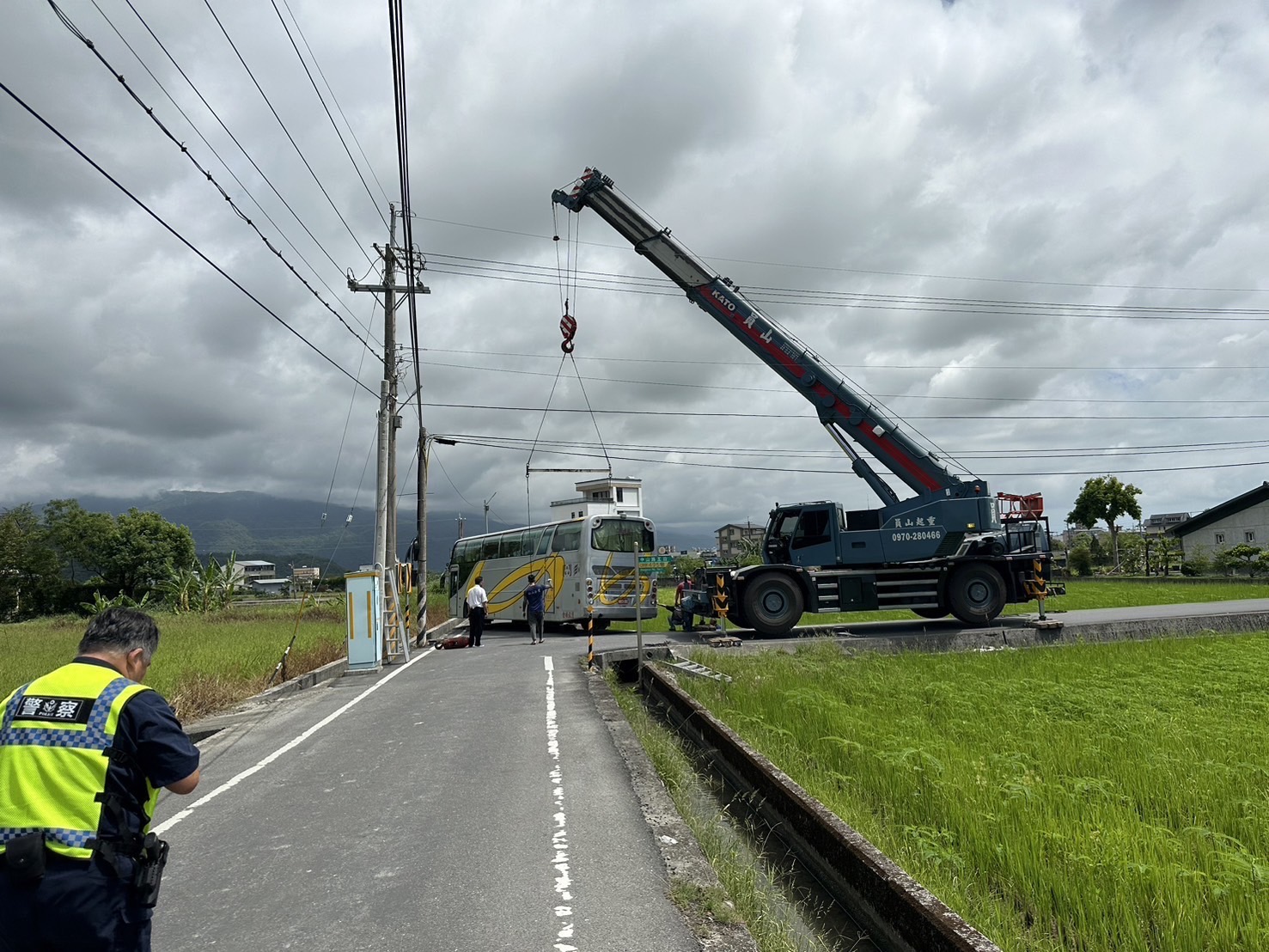 疑導航惹禍 遊覽車卡鄉間小水溝出動大型吊車脫困 - https://www.watchmedia01.com